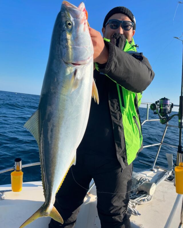 本日はジギング＆根魚狙い仲良し親子２組様😄

５名中４名様がジギング初体験🎣

朝イチポイントに向かう途中、鳥山発見🐥🐥🐥

急行すると感度もバリバリ🐟🐟🐟

一流目で最先よくブリとマダイをGET✌️

その後は一流しに1〜3回のアタリがあるもののフックアウトや乗せきれないアタリばかり💦

なかなか釣果が伸びず苦戦しましたが何とかブリ3本ハマチ1本、マダイ1枚を確保🐠

初心者が多い中、何とか頑張ってくれました😄

その後は根魚狙いへ💨

こちらもアタリはあるもののフックアウトや乗せきれずで撃沈しました😰💧

⚠️仕掛けをセットする時に必ずドラグの調整をお願い致します🎣
わからない場合はお尋ね下さい❣️

本日も遅くまで頑張って頂きありがとうございました😊

以上レポっす🙇

PURE GOLDでは現在、アマラバ、タイラバ、ジギング、サワラジギング、DAYティップランで出船しております🎣ご都合の良い方は是非、チャレンジしてみてね❣️

ご予約お待ちしております🙇‍♀️

PURE  GOLD🚢
☎️090-1021-3993

#丹後絆会
#丹後絆会🐟
#ジギング
#タイラバ
#アマラバ
#マグロキャスティング
#イカメタル
#オモリグ
#ティップラン
#キャスティング
#舞鶴遊漁船
#少人数チャーター船