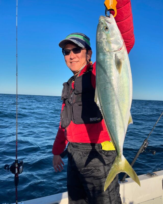 本日はジギング＆タイラバ根魚チャーター便６名様😁

時化の合間の出船🌪️⛴️

湾口を出るとなかなかのウネリ🌊

先行している僚船からはヒットの情報はナシ😥

という事で根魚からスターティン🎣

こちらもなかなか手強くイトヨリ、アオハタ、レンコと釣れましたが数が伸びず💧

その後、ジギング、タイラバに向かいましたがチカメ、ホウボウ、シーバス、レンコとゲストばかり😓

途中、マダイのバラシもありましたが
終盤になりやっとハマチGET🐟

今日はパターンを見つけることが出来ず苦戦しました😰

僚船でもパターンが合った方は連発してましたので魚の活性は悪くないと思います❗️

来週も🈳があります！

是非、遊びに来て下さいねー♪

本日も遅くまで頑張って頂きありがとうございました😊

以上レポっす🙇

⚠️仕掛けをセットする時に必ずドラグの調整をお願い致します🎣
わからない場合はお尋ね下さい❣️

🐟ご予約お待ちしております🐟

11日（月）募集中
12日（火）募集中
13日（水）募集中
14日（木）タイラバ２名

PURE  GOLD🚢
☎️090-1021-3993

#PUREGOLD
#舞鶴遊漁船PUREGOLD
#遊漁船PUREGOLD
#遊漁船PUREGOLD🚢
#丹後絆会
#丹後絆会🐟
#ジギング
#タイラバ
#アマラバ
#マグロキャスティング
#イカメタル
#オモリグ
#ティップラン
#キャスティング
#舞鶴遊漁船
#少人数チャーター船
#舞鶴遊漁船PUREGOLD
#舞鶴少人数チャーター船