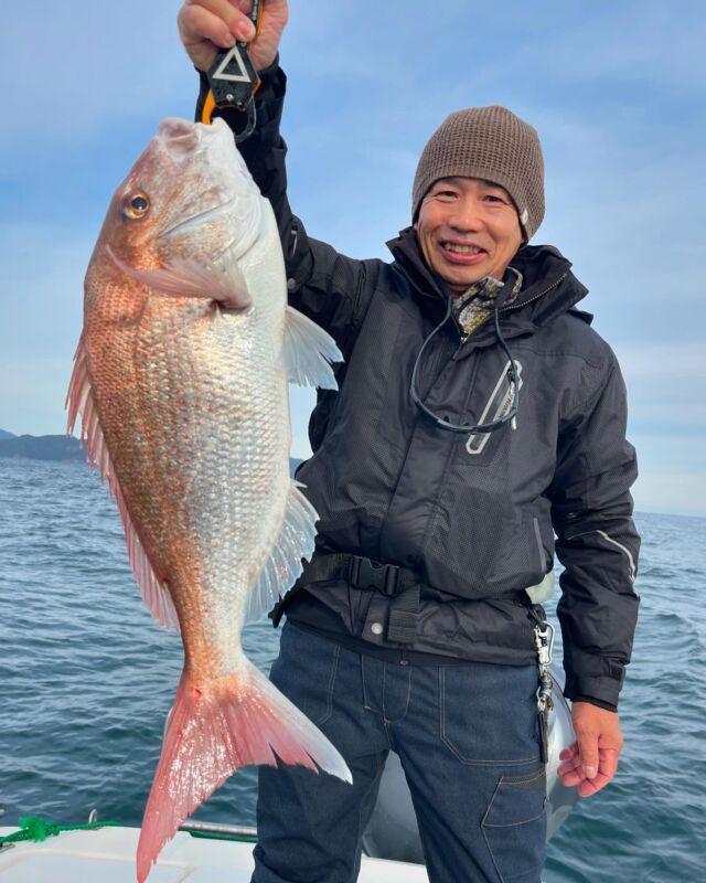 本日はタイラバ＆根魚チャーター便６名様😄

朝イチは根魚からスタート🐠

ファーストヒットは真鯛👀

根魚とちゃうんかーい😄

でも嬉しい１匹目👍

すぐ後にアマダイもGET❗️

今日は行けんじゃね？と思われましたが、その後は反応鈍くアカンやつ💦

ポイントをランガンするもポツーリ、ポツーリ💧

フックアウトなどもあり数が伸びず根魚を諦め真鯛へ💨

こちらも根魚同様、厳しく心はポキポキ😭

感度はちょくちょく入りましたが全てスルー😱

打開策が見つからないままウロウロ徘徊迷走♾️

僚船からはたまに釣果情報は入って来るものの全体的に厳しめ😰

万策尽きあとは神頼み🙏

祈り始めて数分後、待望のアタリが連発🎯🎯🎯🎯

惜しいバラシもありましたがチカメ、真鯛２、ホウボウ、レンコを追加出来ました😆✌️

神様ありがとう😊😊😊

１日通して活性の低い日でしたが、何とか顔を見れて良かったです😄

本日も遅くまで頑張って頂きありがとうございました😊

以上レポっす🙇

⚠️仕掛けをセットする時に必ずドラグの調整をお願い致します🎣
わからない場合はお尋ね下さい❣️

🐟ご予約お待ちしております🐟

🍁11月🈳状況🍂
ジギング、タイラバ、アマラバで出船

11日（月）募集中
12日（火）募集中
13日（水）募集中
14日（木）タイラバ２名
19日（火）募集中
21日（木）募集中
22日（金）募集中
25日（月）募集中
27日（水）募集中
28日（木）募集中
29日（金）募集中

PURE  GOLD🚢
☎️090-1021-3993

#PUREGOLD
#舞鶴遊漁船PUREGOLD
#遊漁船PUREGOLD
#遊漁船PUREGOLD🚢
#丹後絆会
#丹後絆会🐟
#ジギング
#タイラバ
#アマラバ
#マグロキャスティング
#イカメタル
#オモリグ
#ティップラン
#キャスティング
#舞鶴遊漁船
#少人数チャーター船
#舞鶴遊漁船PUREGOLD
#舞鶴少人数チャーター船