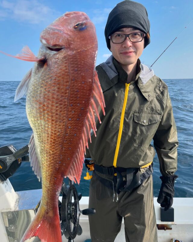 本日は乗合いタイラバ便４名様🎣

朝イチ、ポイント到着後すぐにアタリがあり幸先良く良型マダイをGET✌️

その後は厳しい状況が続きポツ〜リポツ〜リ😥

昼からは苦行🙏

アタリも少なく根魚がちょろっと💦

今日は全体的にアタリも少なく厳しい一日となりました😰

水温が安定すれば活性も上がってくると思います♪

また冬の大型マダイを狙いに行きましょう❗️

本日も遅くまで頑張って頂きありがとうございました😊

以上レポっす🙇

⚠️仕掛けをセットする時に必ずドラグの調整をお願い致します🎣
わからない場合はお尋ね下さい❣️

🐟ご予約お待ちしております🐟

🍁11月🈳状況🍂
ジギング、タイラバ、アマラバで出船

19日（火）募集中
21日（木）募集中
22日（金）募集中
25日（月）募集中
27日（水）募集中
28日（木）募集中
29日（金）募集中

PURE  GOLD🚢
☎️090-1021-3993

#PUREGOLD
#舞鶴遊漁船PUREGOLD
#遊漁船PUREGOLD
#遊漁船PUREGOLD🚢
#丹後絆会
#丹後絆会🐟
#ジギング
#タイラバ
#アマラバ
#マグロキャスティング
#イカメタル
#オモリグ
#ティップラン
#キャスティング
#舞鶴遊漁船
#少人数チャーター船
#舞鶴遊漁船PUREGOLD
#舞鶴少人数チャーター船