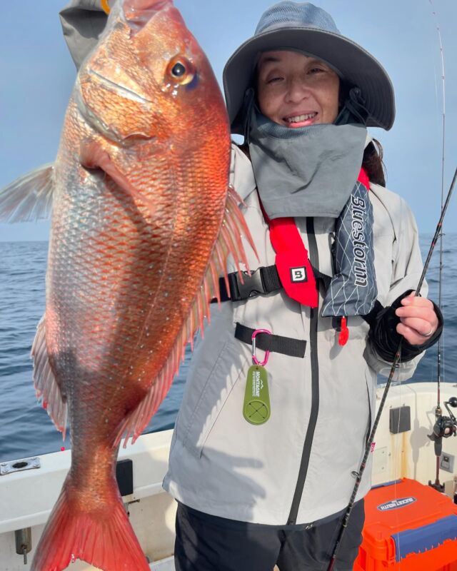 本日はタイラバ、チャーター便４名様🎣

連日、潮なく厳しめのタイラバ、本日も同様、激渋😭

１枚目が釣れたのはお昼前💧

２枚目、３枚目と続いて欲しかったのですが来るのは根魚ばかり😰

タイの感度も少なくあちこち移動を繰り返すも状況変わらず💦

最後に１枚追加出来ましたが終始厳しい状況で最後は雨が降りだす始末☂️

皆さん手を変え品を変え頑張って下さいましたが結局、根根魚便みたいになってしまいました😥

力足らずで申し訳ございませんでした🙇

また潮が動いてくると活性も上がって来ると思います⤴️

本日も遅くまで頑張って頂きありがとうございました😊

以上レポっす🙇

⚠️仕掛けをセットする時に必ずドラグの調整をお願い致します🎣
わからない場合はお尋ね下さい❣️

🐟ご予約お待ちしております🐟

🍁11月🈳状況🍂
ジギング、タイラバ、アマラバで出船

19日（火）募集中
21日（木）募集中
22日（金）募集中
25日（月）募集中
27日（水）募集中
28日（木）募集中
29日（金）募集中

PURE  GOLD🚢
☎️090-1021-3993

#PUREGOLD
#舞鶴遊漁船PUREGOLD
#遊漁船PUREGOLD
#遊漁船PUREGOLD🚢
#丹後絆会
#丹後絆会🐟
#ジギング
#タイラバ
#アマラバ
#マグロキャスティング
#イカメタル
#オモリグ
#ティップラン
#キャスティング
#舞鶴遊漁船
#少人数チャーター船
#舞鶴遊漁船PUREGOLD
#舞鶴少人数チャーター船