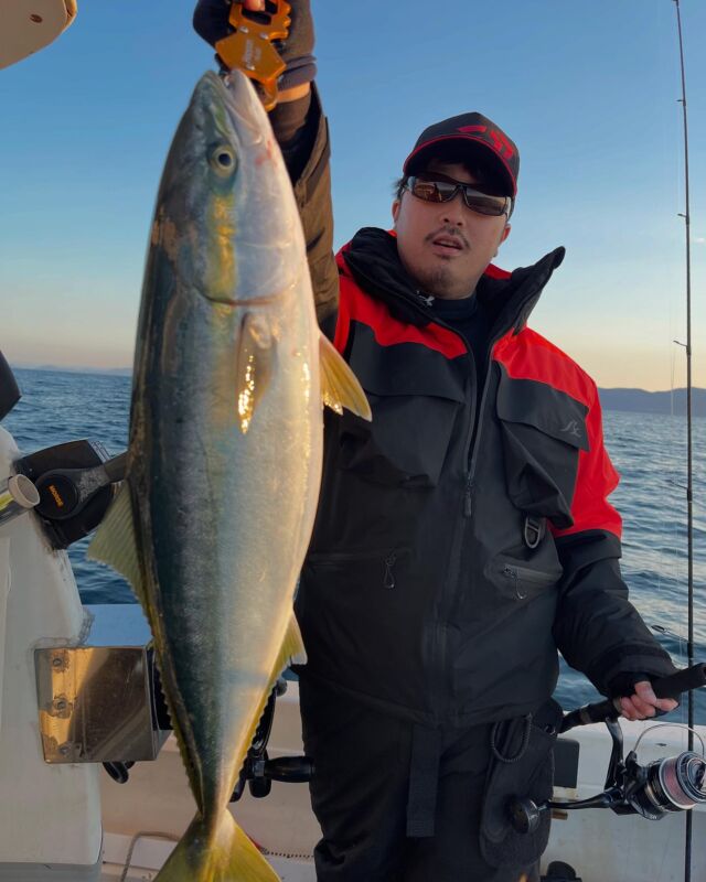本日は乗合いジギング４名様😄

朝イチ、一流し目から幸先良く３本のハマチをGET🎣

昨日とは違いベイト感度ゼロ😱

それでもポツポツハマチ、メジロを追加👍

75cmの良型真鯛も追加して良い流れでしたがお昼前にアタリか止まり迷走モードになりかけた時に珀宝丸の長濱船長
@hakuhoumaru_shingo.73 
からヒットコール連発❣️❣️❣️

からの昼メシ食べながらのＢダッシュ💨

時合に何とか間に合いブリ、特選サワラ、コマサ、ハマチ、サゴシ、ガシラを追加出来ました❗️

長濱船長、ありがとうございました😊

最後のポイントでもハマチを追加しなんだかんだで全員安打、クーラー満タンで満足な1日でした✌️

今日は感度を探しまわる１日となりましたが要所要所で群れを捉える事ができ良かったです😄

本日も遅くまで頑張って頂きありがとうございました😊

以上レポっす🙇

⚠️仕掛けをセットする時に必ずドラグの調整をお願い致します🎣
わからない場合はお尋ね下さい❣️

🐟ご予約お待ちしております🐟

🎄12月🈳スケジュール🎄

３日（火）募集中
５日（木）募集中
６日（金）募集中
９日（月）募集中
11日（水）募集中
12日（木）募集中
13日（金）募集中
16日（月）ジギング🈳５名様
17日（火）タイラバ🈳４名様
18日（水）募集中
19日（木）募集中
20日（金）タイラバ、LJ🈳３名様
22日（日）タイラバ🈳４名様
23日（月）タイラバ🈳４名様
24日（火）募集中
25日（水）募集中
26日（木）募集中
31日（火）募集中
１月１日（水）募集中❗️

PURE  GOLD🚢
☎️090-1021-3993

#PUREGOLD
#舞鶴遊漁船PUREGOLD
#遊漁船PUREGOLD
#遊漁船PUREGOLD🚢
#丹後絆会
#丹後絆会🐟
#ジギング
#タイラバ
#アマラバ
#マグロキャスティング
#イカメタル
#オモリグ
#ティップラン
#キャスティング
#舞鶴遊漁船
#少人数チャーター船
#舞鶴遊漁船PUREGOLD
#舞鶴少人数チャーター船
#釣果グラム